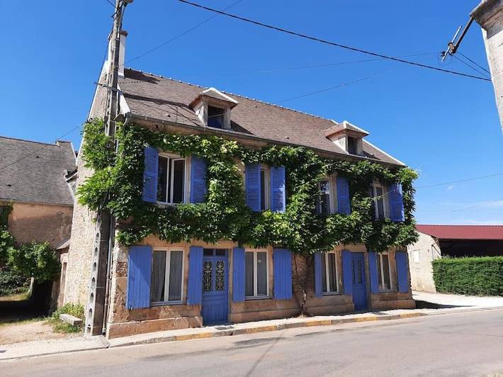 Location de vacances pour 10 personnes, avec terrasse à Montillot