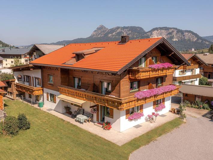 Ferienwohnung für 2 Personen, mit Seeblick und Balkon sowie Garten, kinderfreundlich in Tannheimer Tal