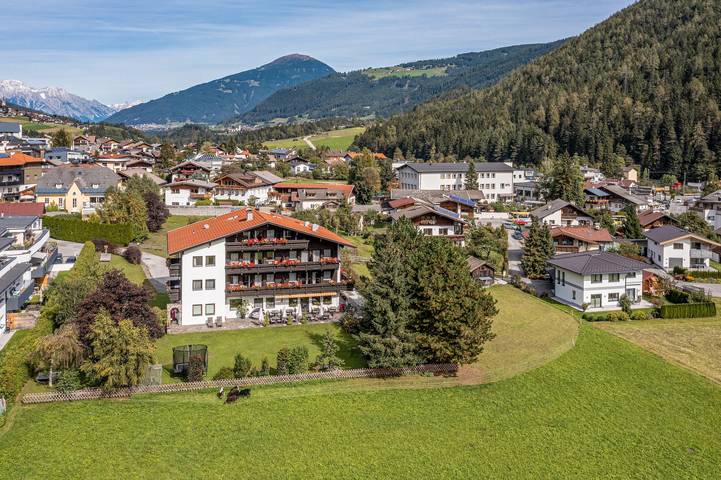 Ferienwohnung für 5 Personen, mit Balkon und Terrasse sowie Garten und Pool