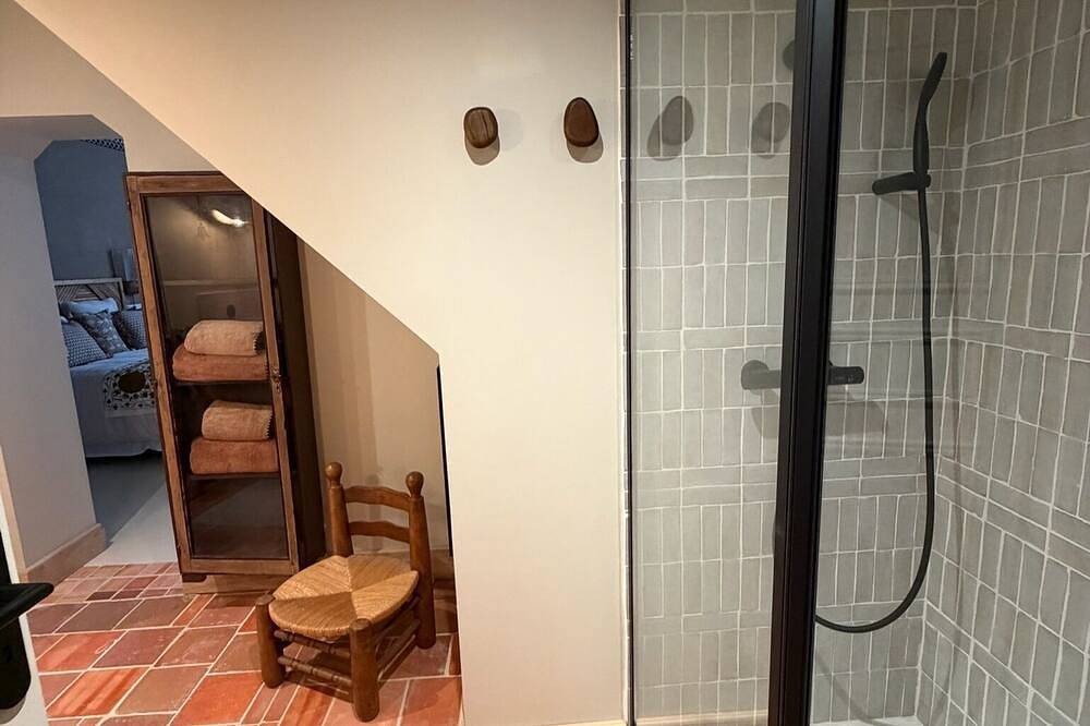 Top-of-the-range \"Amber Brown\" B&B room in Chinon town center in Chinon, Loire Valley