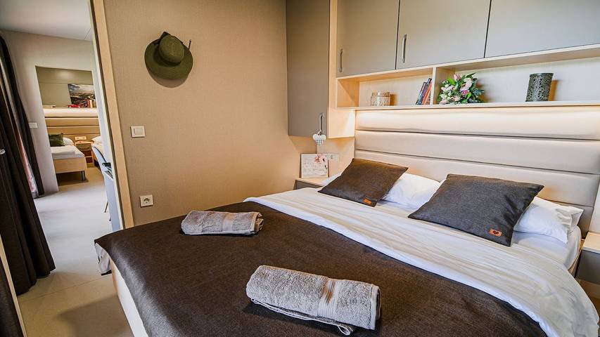 Ferienwohnung für 7 Personen, mit Terrasse und Pool sowie Seeblick, mit Haustier in Slowenien