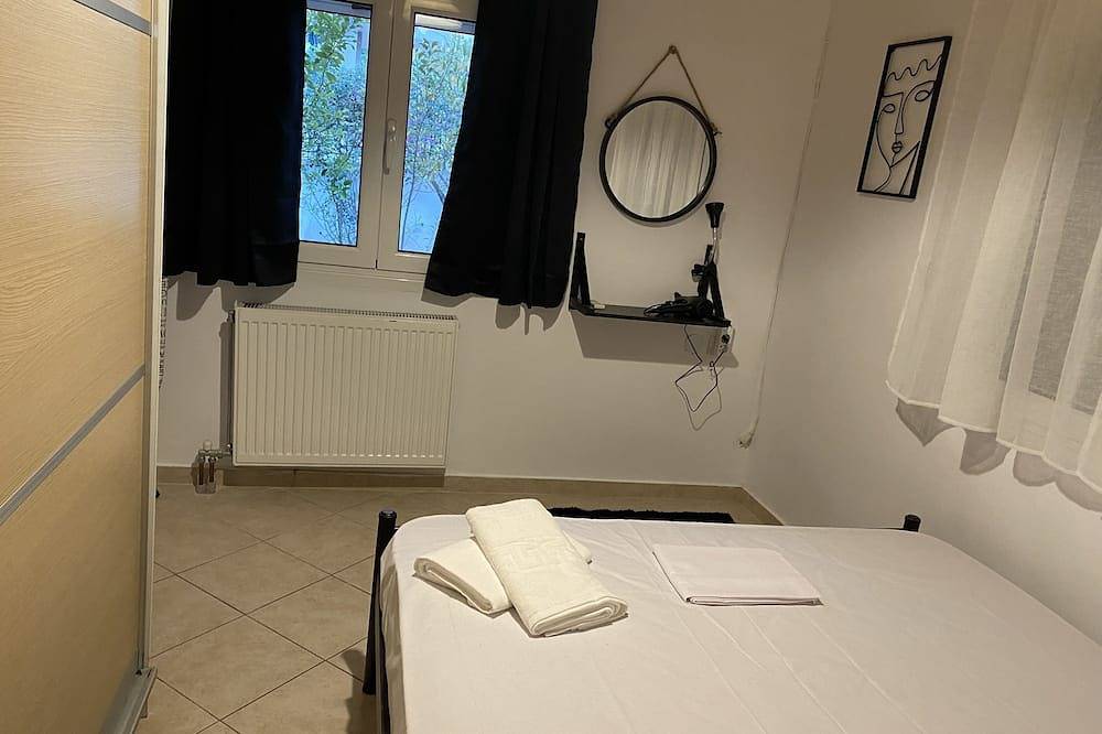 Private Home 10min away from Athens Int Airport. Beach 150meters away in Artemida, Regionalbezirk Ostattika