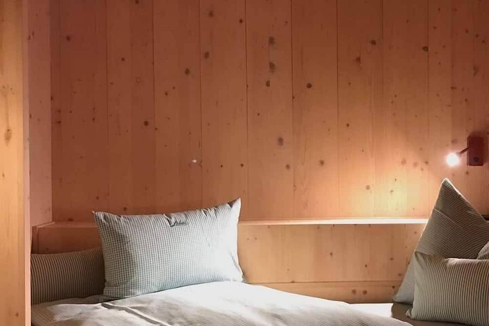 Chalet am Quittenbaum, ganzes Haus, 140 qm für 2-6 Personen, 2 Schlafzimmer, 2 Bäder, Sauna in Unterwössen, Bayerische Alpen