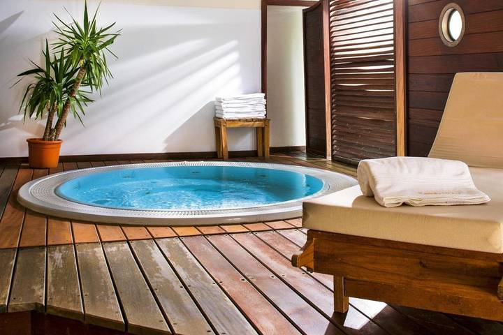 Hôtel pour 2 personnes, avec terrasse et piscine ainsi que vue et jardin, animaux acceptés à Vic-sur-Cère - 2