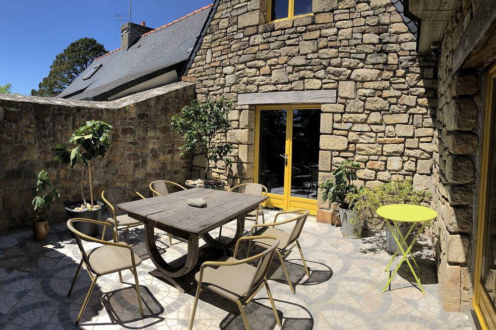 Location vacance Entre camaret et crozon, villa dans grande ferme renovee, in Crozon, Iroise