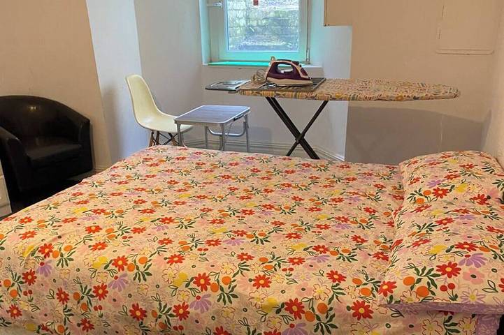 3 Bedrooms - 6 Bath- Sleeps 6 - Free Parking in Bolton, Greater Manchester