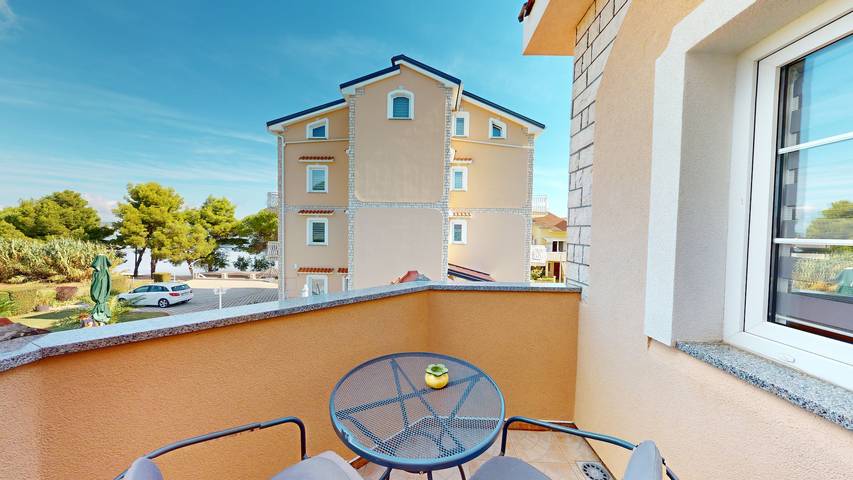 Ferienwohnung für 3 Personen, mit Pool und Balkon/Terrasse auf Pasman