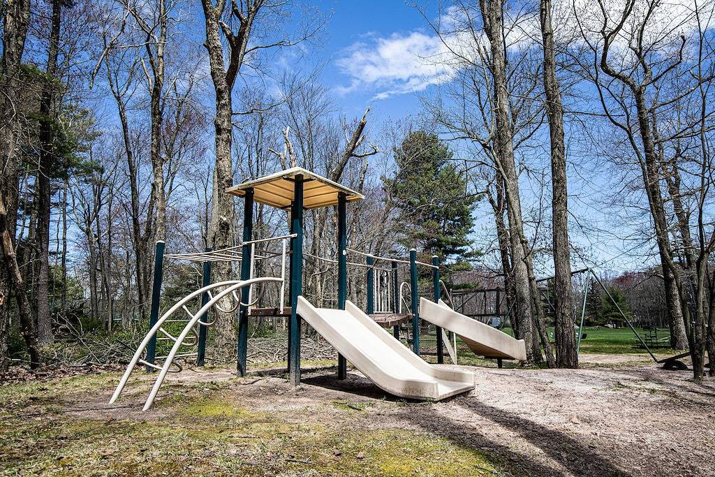 Log Cabin Beauty w Hot tub, Arcade Games with modern amenities throughout in Hickory Run State Park