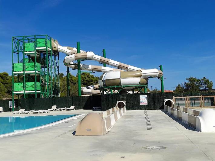 Camping pour 6 personnes, avec terrasse et piscine ainsi que jacuzzi et sauna