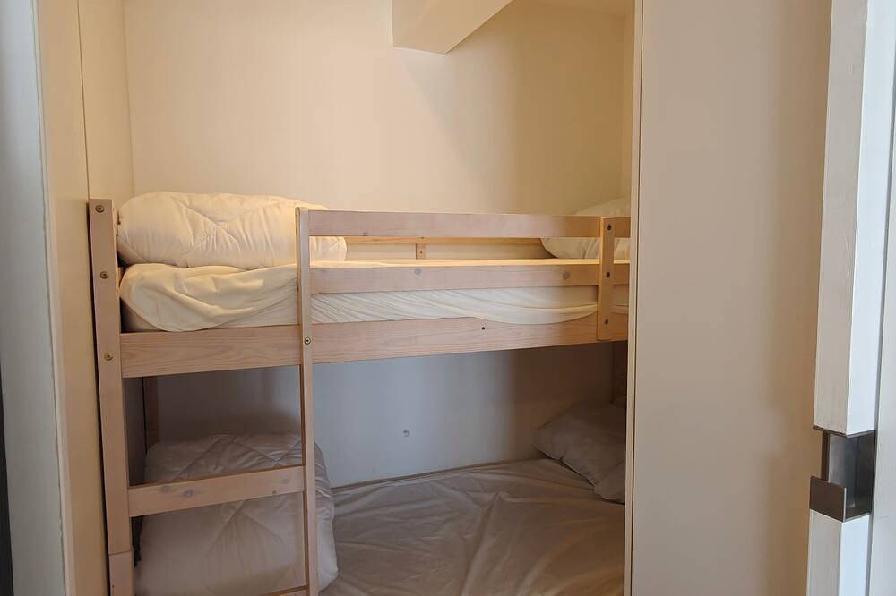 Apartamento entero, Beachfront Studio w/Balcony & Family Amenities in Knokke-Heist, Costa de Bélgica