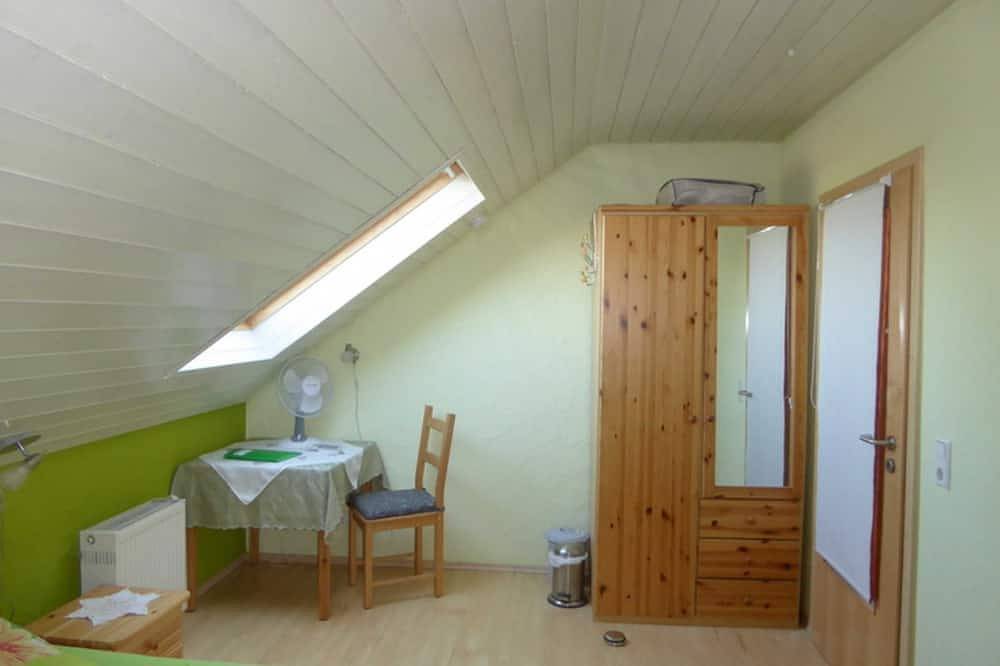 Doppelzimmer Nr. 3, 14m², Etagenbad - Bea´s Gästezimmer in Europa-Park, Herbolzheim