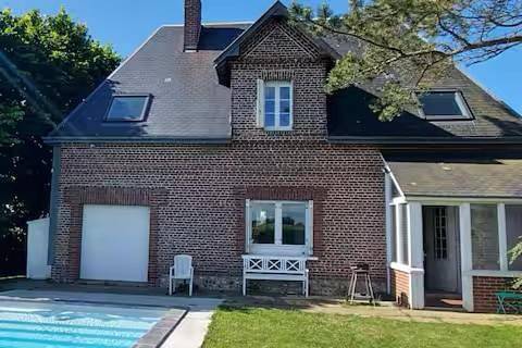 Location de vacances pour 6 personnes, avec vue ainsi que piscine et jardin, animaux acceptés à Tourville-les-Ifs