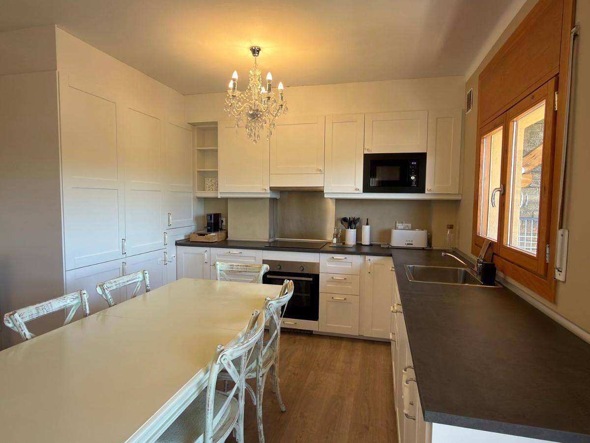 Apartamento entero, Exclusiu apartament al centre, piscina, 3 hab, 2,5 banys, 6pax by Cal Querol in Llivia, Parque Natural Regional de los Pirineos Catalanes