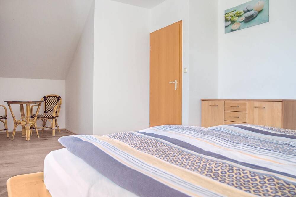 Ganze Wohnung, Große Galeriewohnung (75qm) mit gemütlichem Sofa in Treffelstein, Ostbayern