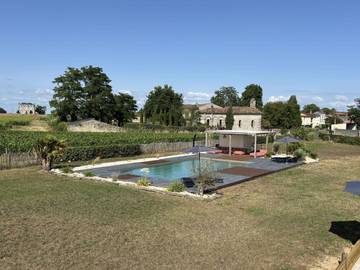 Gîte pour 2 personnes, avec vue ainsi que jardin et piscine à Saint-Christoly-Médoc