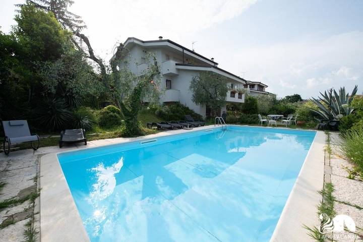Villa per 10 persone, con terrazza e piscina nonché panorama e vista lago, con animali domestici a Lonato del Garda