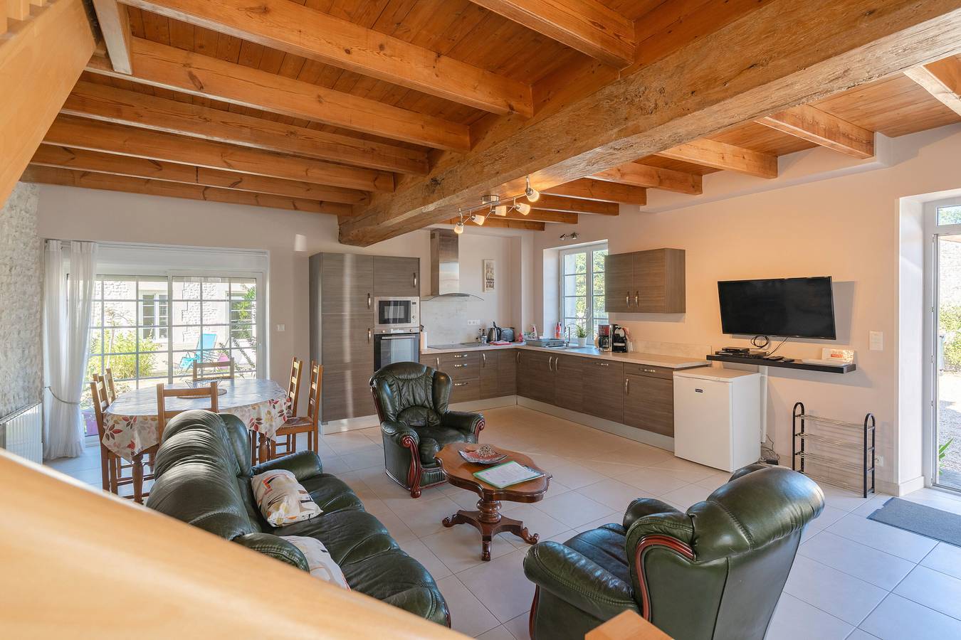 Holiday Home 'Pâquerette' with Shared Pool, Private Terrace and Wi-Fi in Saint-Seurin-de-Palenne, Saintes region