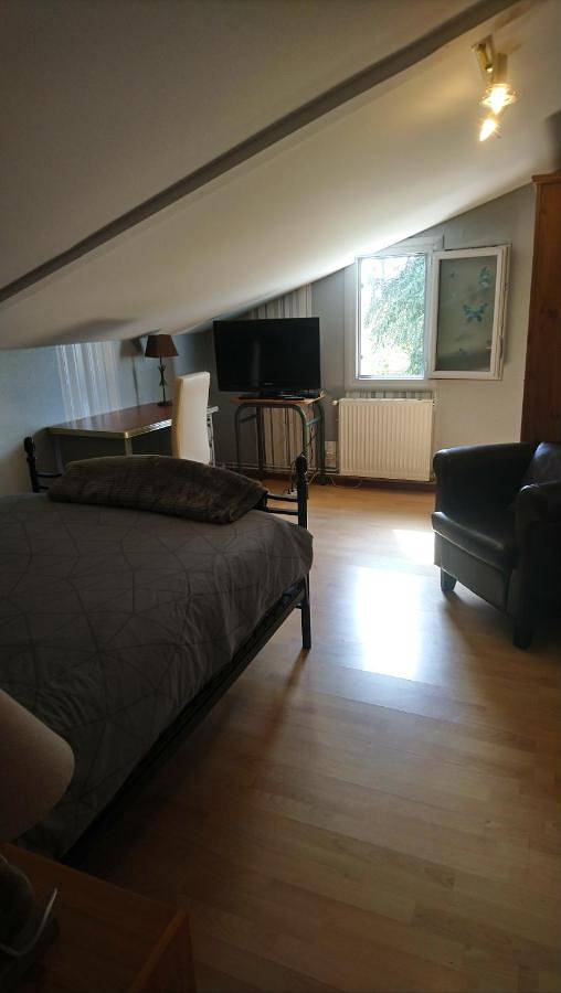 Gîte pour 2 personnes, avec piscine ainsi que terrasse et jardin à Virazeil - 4