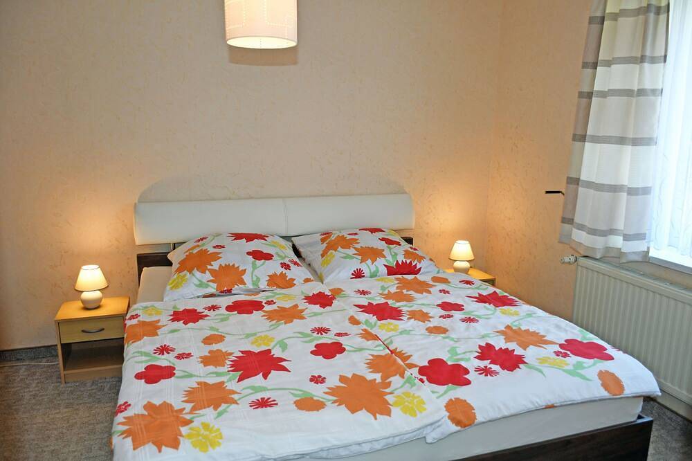 Ganze Wohnung, Ferienwohnung mit Sitzecke im Garten am Bodden in Ralswiek - Ferienwohnung mit in Ralswiek, Bergen auf Rügen und Umgebung