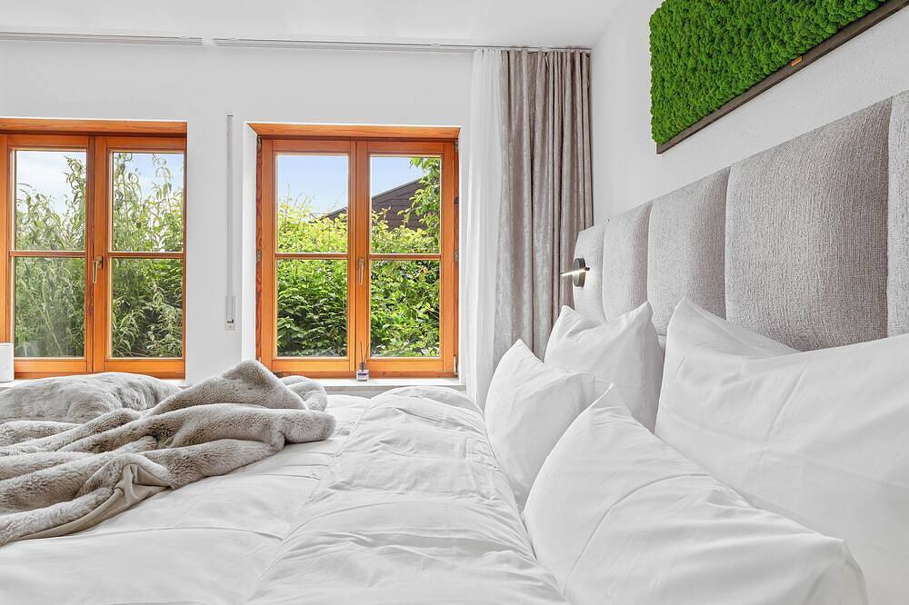 Ganze Wohnung, See-Panorama: -Deluxe- | Sauna| Massage | Garten | Trampolin | Grill | Parken | in Öhningen, Untersee