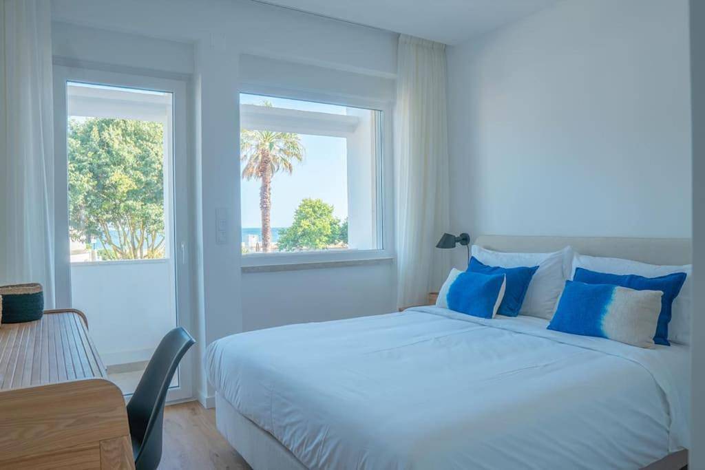 Apartamento inteiro, New Estrela da Praceta Apt w/ 3 Suites & Oceanview in Carcavelos e Parede, Costa de Lisboa