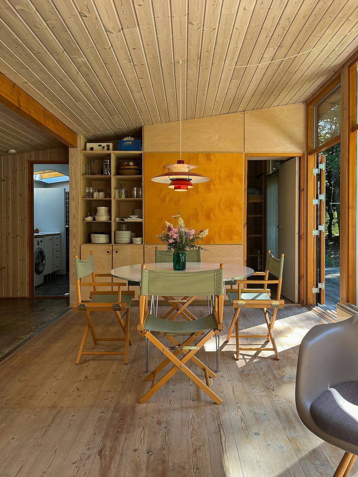 Arkitekttegnet træhus i Tisvilde Lunde in Tisvilde, Kattegat