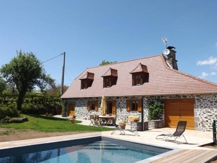 Location de vacances pour 6 personnes, avec piscine et jardin dans Carlat