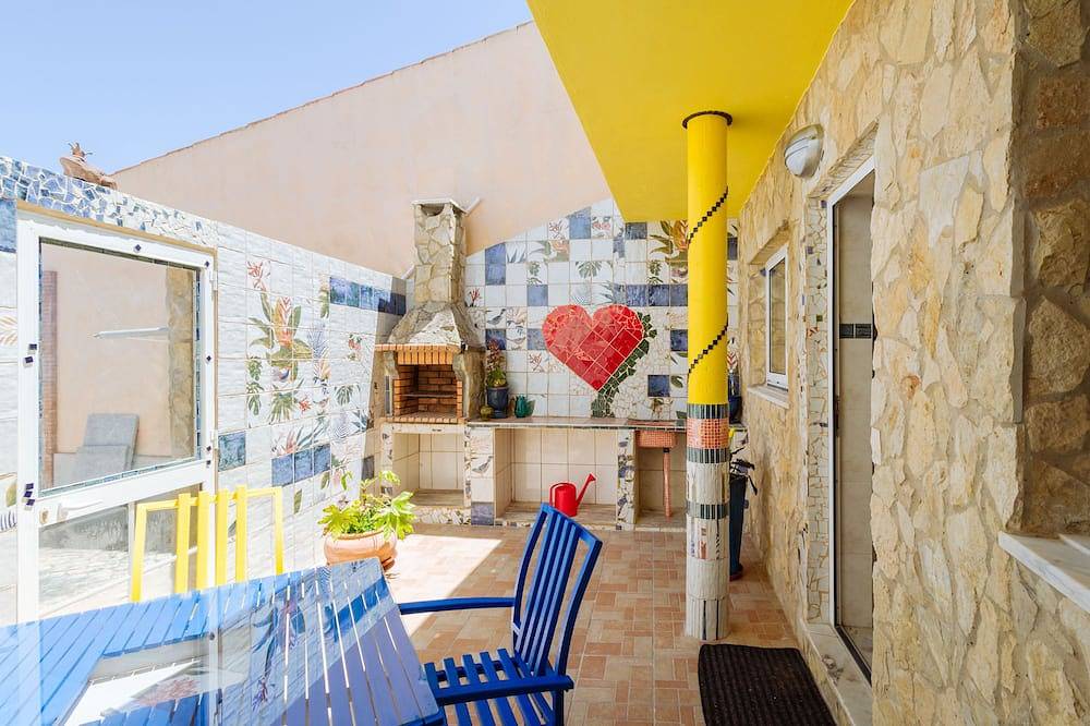 Apartamento entero, Casa colorida, a unique, colorful home for 4 people in Vila do Bispo in Vila do Bispo e Raposeira, Parque Natural del Suroeste Alentejano y Costa Vicentina