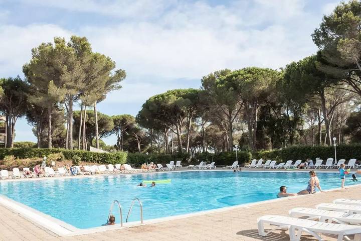 Location de vacances pour 8 personnes, avec piscine et vue ainsi que jardin et terrasse dans Golf et Tennis Club de Valescure - 2