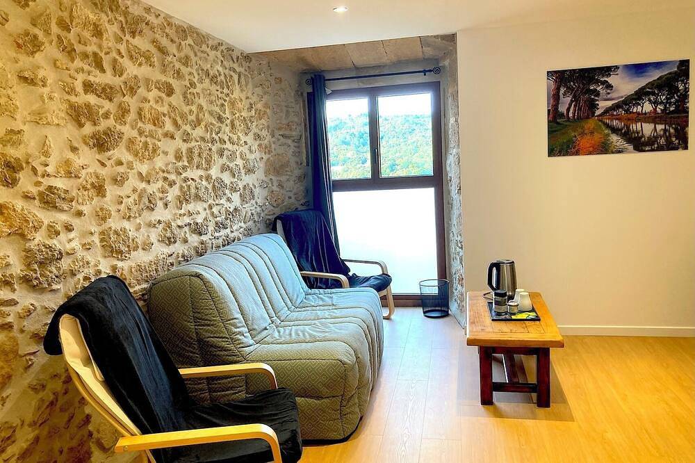 Au Chateau de Villelongue, Suite de la citadelle,Aude Pays Cathare,animaux admis in Villelongue-d'Aude, Région de Limoux