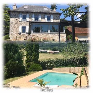Gîte pour 12 personnes, avec terrasse ainsi que vue et piscine à Sénezergues