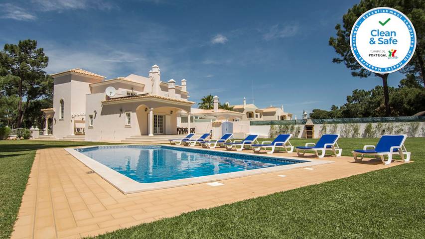 Villa for 17 people, with Terrace and Garden as well as Pool in Quarteira