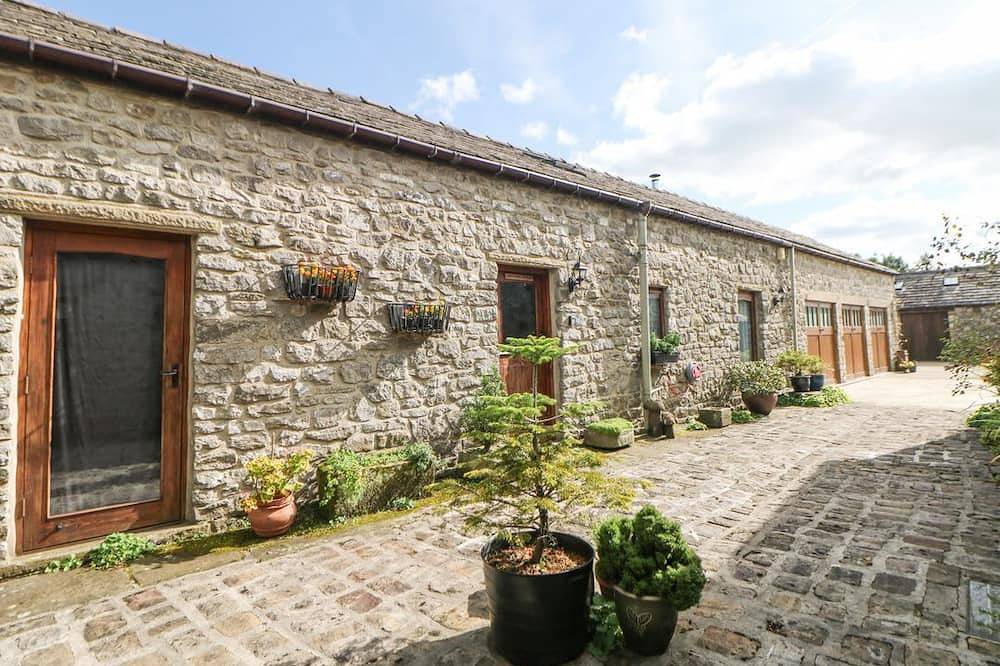 Courtyard Cottage, Peak Forest in Peak Forest, Derbyshire