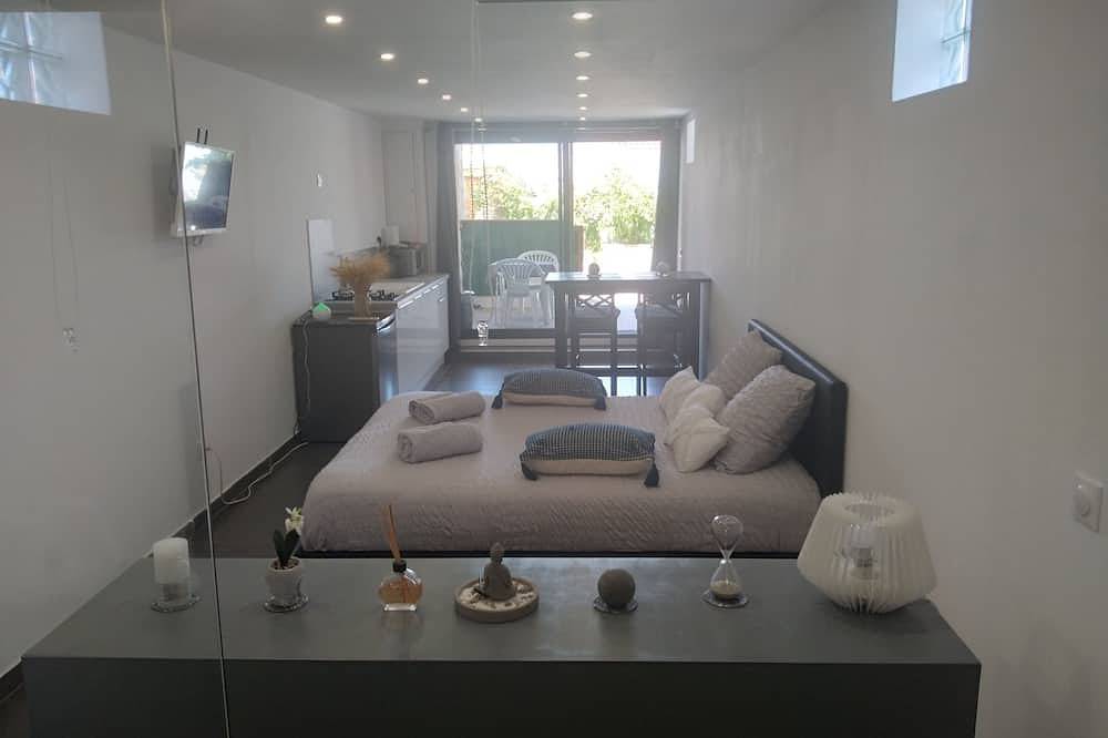 Appartement entier, Charmant studio loft  30m2 refait a neuf terrasse et piscine in Saint-Savournin, Côte méditerranéenne (France)