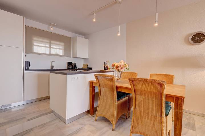 Ganze Wohnung, Ferienwohnung "Boulevard 302" in Strandnähe mit Meerblick und Pool in Playa del Angel (Estepona), Estepona