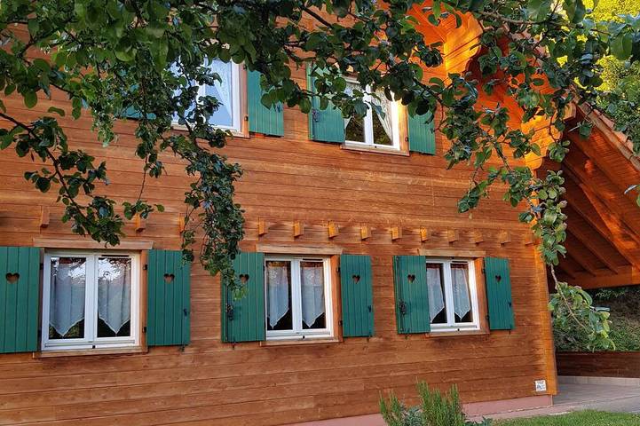 Chalet pour 6 personnes, avec Jacuzzi et Terrasse ainsi que Jardin et Piscine