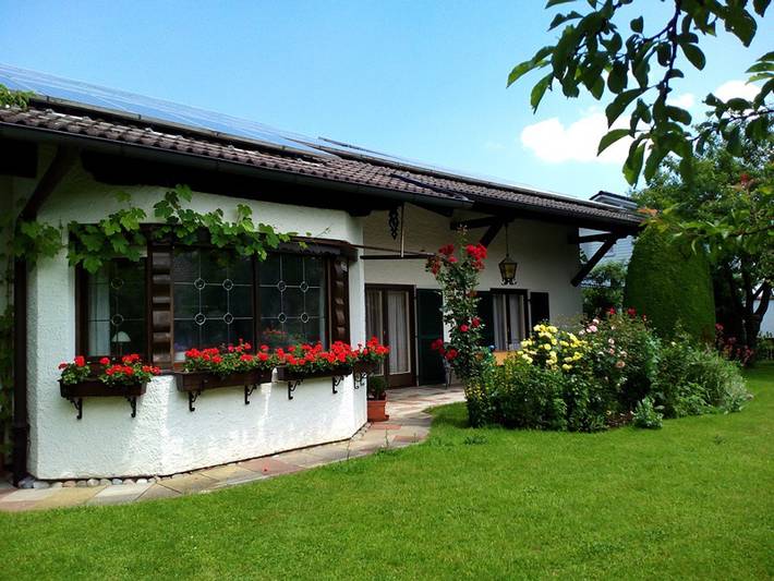Ferienwohnung für 3 Personen, mit Balkon und Terrasse sowie Garten in Übersee