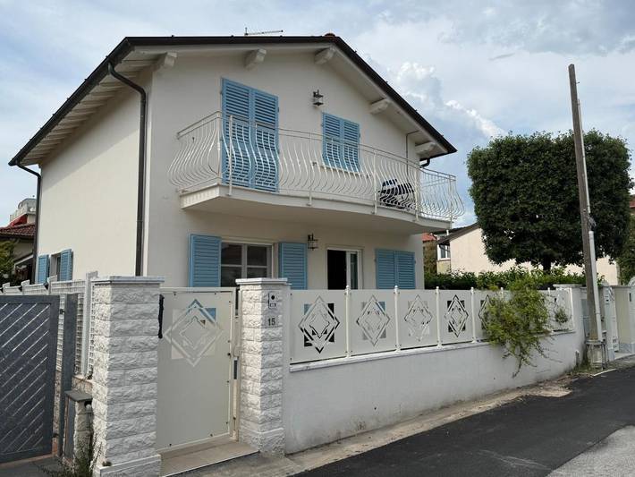B&b per 2 persone, con Balcone e Terrazza nonché Giardino e Panorama a Marina di Pietrasanta