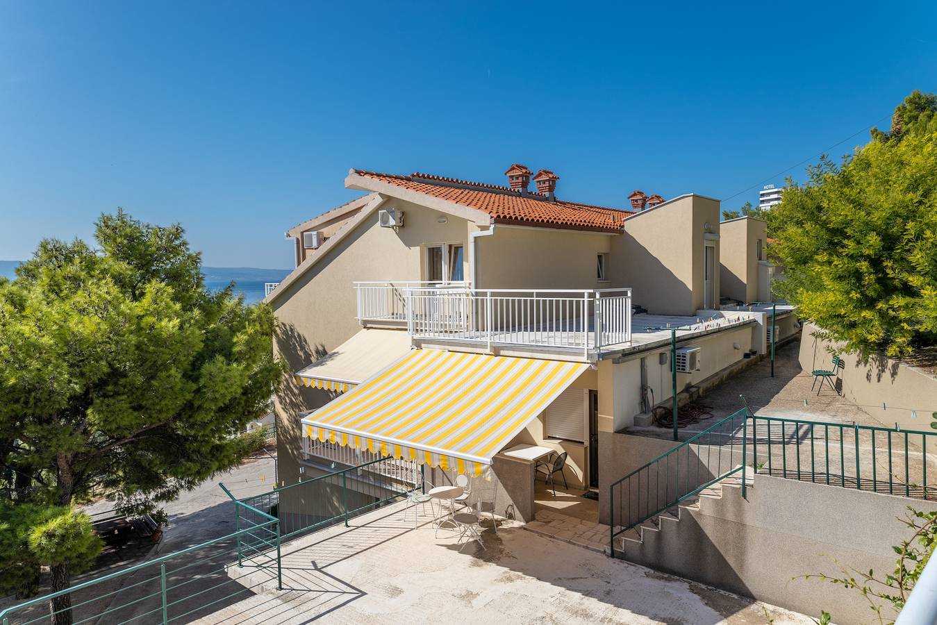 Ganze Wohnung, Studio Appartement mit Terrasse und Meerblick Duce, Omis As-946-f in Dugi Rat, Omis-Riviera