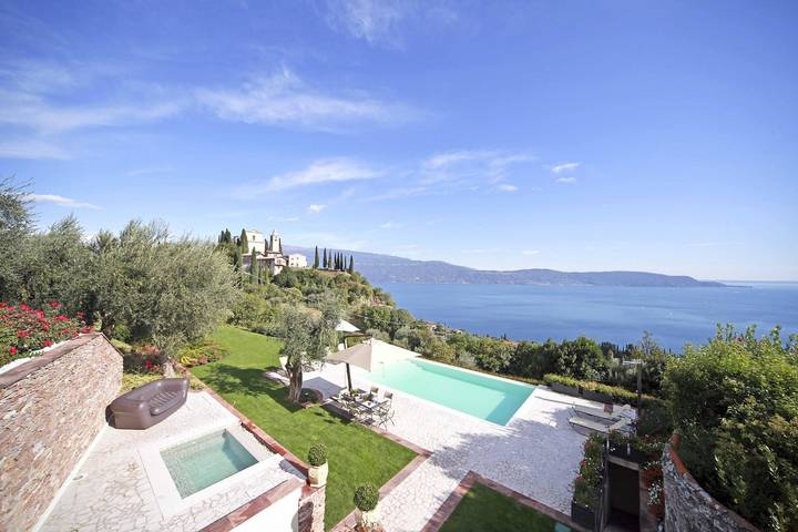 Villa für 8 Personen, mit Balkon und Whirlpool sowie Garten und Sauna in Gaino (Oberitalienische Seen)