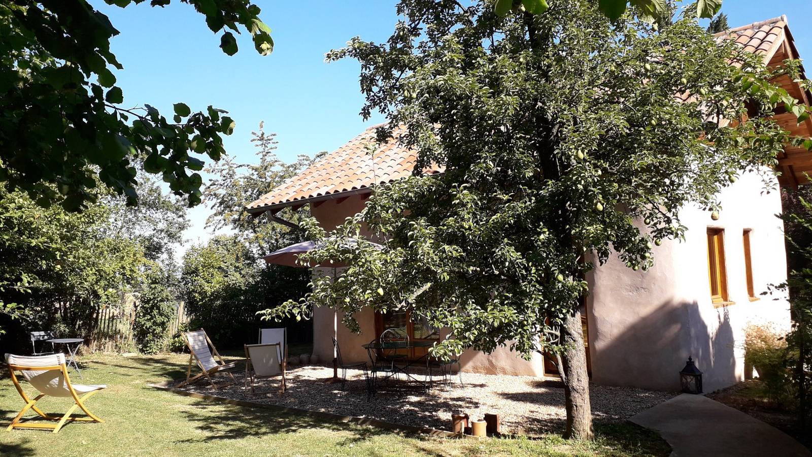 Maison de paille - Gîtes des Sources - non fumeur in Fareins, Ain