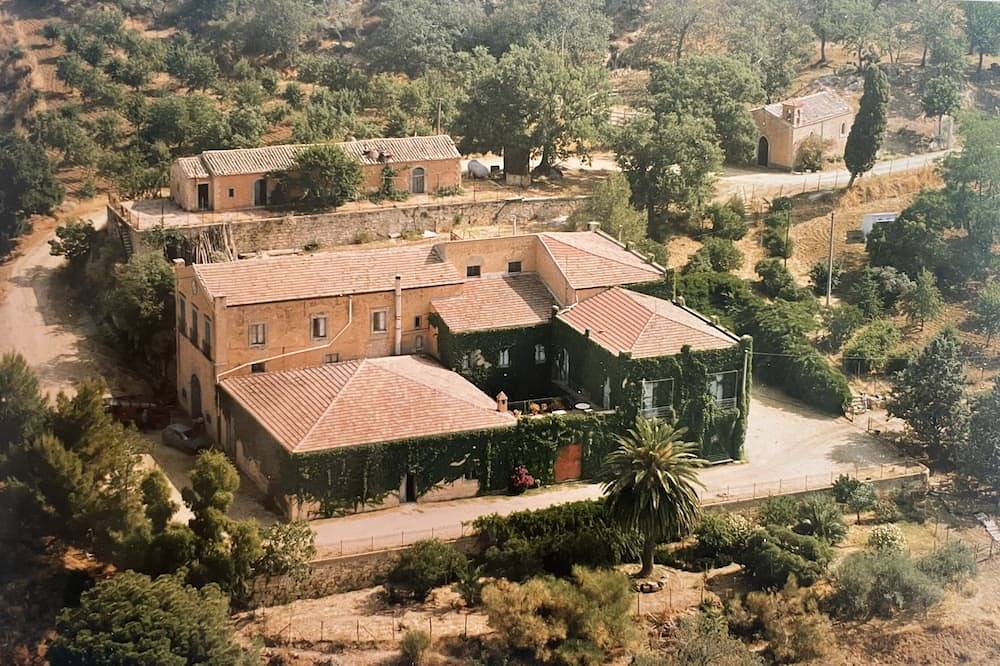 Panoramic villa with terrace, close to Italian Fashion Outlets in Nicosia, Enna Provinz
