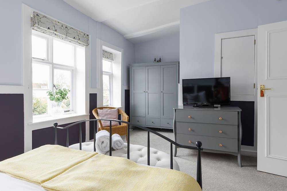 St Faith's - Chichester Cathedral - sleeps 7 guests  in 4 bedrooms in Chichester, West Sussex