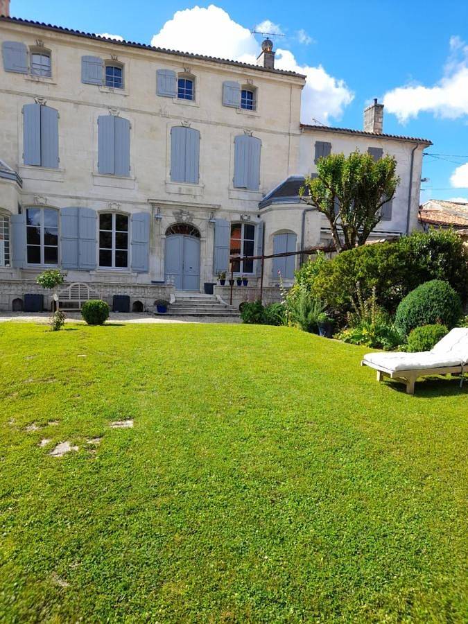 Location de vacances pour 2 personnes, avec terrasse ainsi que jardin et vue à Saint-Jean-d'Angély - 4