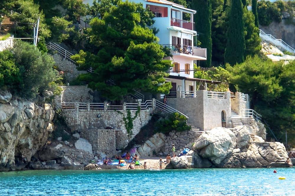 Ganze Wohnung, Beach House Villa Antares, apt. A4 ground floor terrace in Pisak, Split-Dalmatien