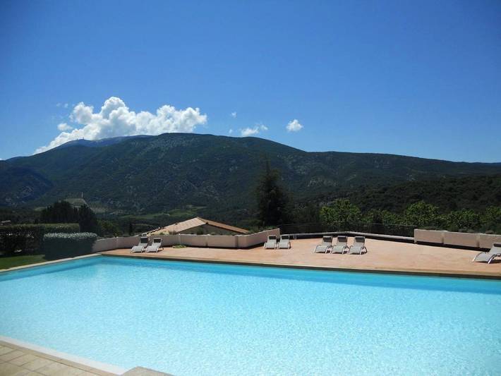 Gîte pour 6 personnes, avec vue et piscine ainsi que bassin pour enfant et jardin, animaux acceptés à Mollans-sur-Ouvèze