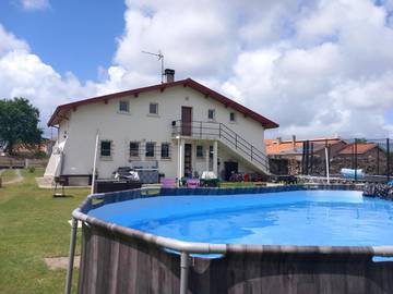 Gîte pour 2 personnes, avec piscine ainsi que vue et jardin, animaux acceptés à Bias