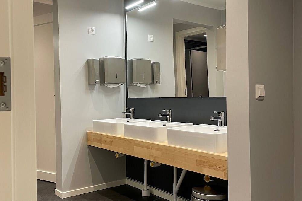 Privat gård med 42 bäddplatser vid badsjö mitt i naturen utanför Göteborg in Stora Lundby distrikt, Lerum