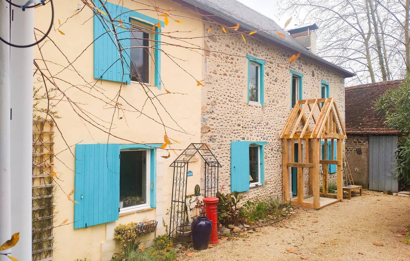 Appartement confortable avec piscine et jardin, près de la rivière in Charritte-de-Bas, Région d'Oloron-Sainte-Marie