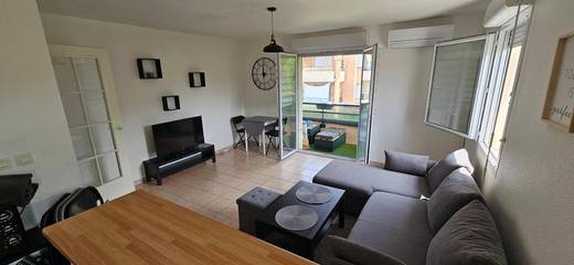 Gîte pour 4 personnes, avec terrasse ainsi que vue et piscine à L'Union